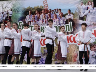 Гасцей віталі, весела спявалі, кадрылю танцавалі – расказваем, як прайшло самае танцавальнае свята Мастоўшчыны (+фото)