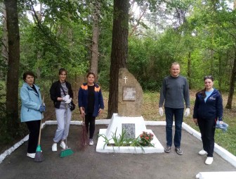 Мостовские депутаты вместе с избирателями ухаживают за памятниками и обелисками