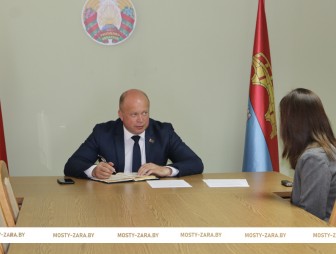 Председатель Мостовского райисполкома провёл приём граждан