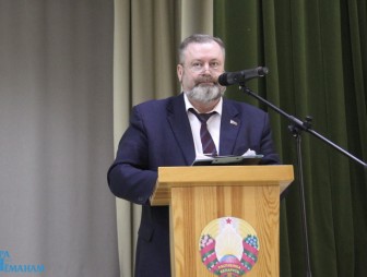 Валентин Тихонович, начальник управления образования Мостовского райисполкома