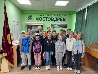 Воспитанники воспитательно-оздоровительного лагеря «Калейдоскоп», действующего на базе ГУО «Средняя школа №3 г. Мосты», побывали в самом сердце крупного деревообрабатывающего предприятия – ОАО «Мостовдрев»