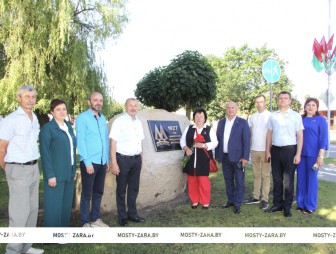 В День освобождения Мостовщины от немецко-фашистских захватчиков на ОАО «Мостовдрев» открыли памятный знак