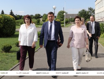 В рамках работы в округе парламентарий Надежда Хальцова встретилась с населением, провела приём граждан и приняла участие в заседании Мостовского райисполкома