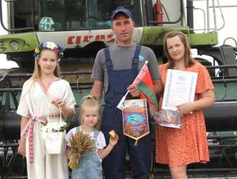 Сразу пять тысячников на уборке зерновых чествовали в ЗАО «Гудевичи»