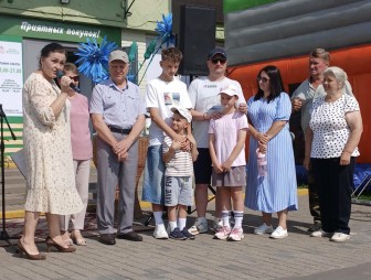 Іх лёсы злучыў мост: у аграгарадку Масты Правыя ўшанавалі сем’і падчас сямейнага фестывалю