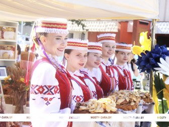 Выставка достижений районов области развернулась в Мостах на площади Советской
