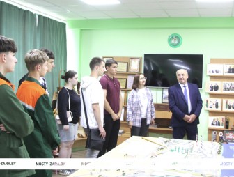 Трудитесь достойно! На ОАО «Мостовдрев» молодым работникам вручили трудовые книжки