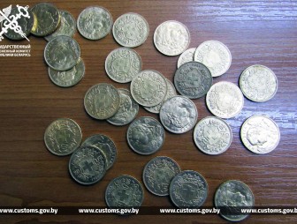 Ввозимые на территорию ЕАЭС через белорусско-литовскую границу золотые монеты и слиток стоимостью 190 тыс. рублей не задекларировала гражданка Франции