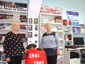У Гудзевіцкай бібліятэцы арганізавана выстава рэчаў, якімі карысталіся салдаты Вялікай Айчыннай вайны. Імі цікавіцца падрастаючае пакаленне