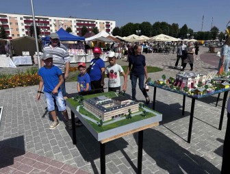 Мостовчан в праздник города привлекла выставка макетов учреждений образования района