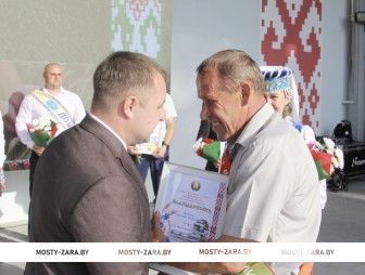 На районных «Дожинках» чествовали полевода из Большой Рогозницы Анатолия Федутика