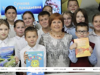 С творческой встречи с детской писательницей Татьяной Сучковой в Мостах стартовал библиокараван «Книги строят мосты»
