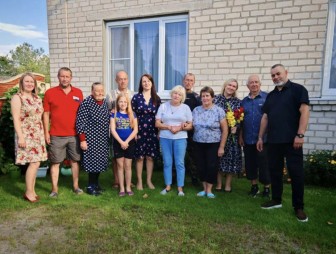 Концерт на сельской улице: жители деревень Большие и Малые Степанишки радушно встречали артистов из Мостов