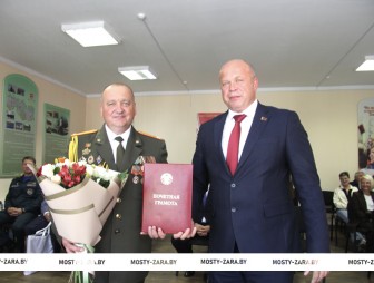 С благодарностью за службу и профессионализм. В Мостовском военкомате проводили в отставку военного комиссара Сергея Бобровского