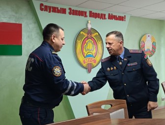 С почестями и душевными пожеланиями: в Мостовском РОВД торжественно провели на вышестоящую должность майора милиции Андрея Антоновича