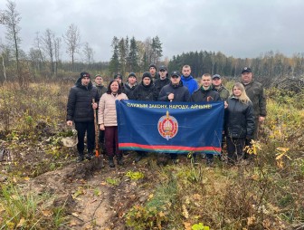 След зелёный и живой: коллектив Мостовского РОВД присоединился к республиканской акции «Дай лесу новае жыццё!»