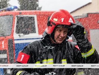ФОТОФАКТ. В Мостах на заслуженный отдых проводили начальника РОЧС Геннадия Адамовича