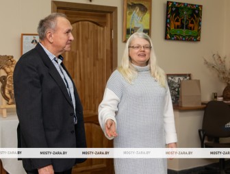 Подвластны холст, дерево и металл: в Мостах открылась персональная выставка Виктора Урбаша