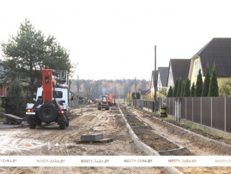 Идёт благоустройство улицы Климука в Мостах