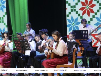 Торжественное собрание и праздничный концерт, посвящённые Дню Октябрьской революции, состоялись в Мостах