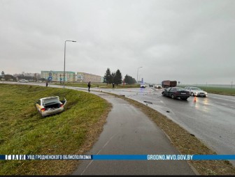 Два автомобиля столкнулись в Гродненском районе, пострадала девушка-пассажир