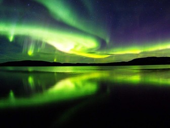 Сильнейшие за десятилетие полярные сияния начались на Земле после солнечной вспышки