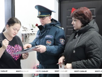 Под контролем – группы риска. В Мостовском сельсовете проверили условия проживания и соблюдение правил пожарной безопасности