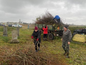 Стало чище, но уборка продолжается: жители Дубненского сельсовета приводят в порядок места захоронений предков