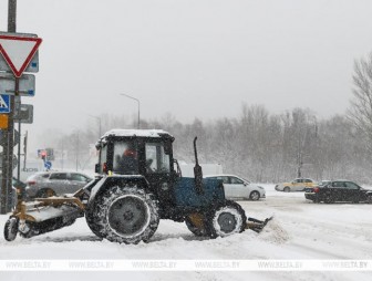 Снизить скорость, увеличить дистанцию. В МВД напомнили о правилах вождения в снегопад