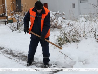 Около 3 тыс. работников ЖКХ расчищают улицы и дороги Беларуси от снега