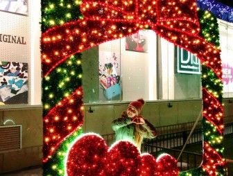 Мостовчане, поздравьте друг друга с Новым годом с помощью открытки!