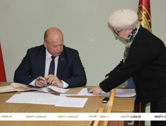 Председатель Мостовского райисполкома Андрей Санько провёл приём граждан