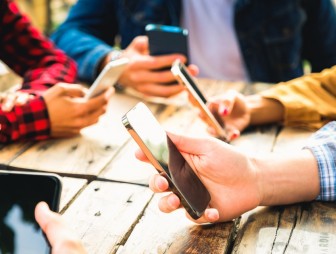 Согласны ли мостовчане, чтобы подросткам до 16 лет запретить пользоваться социальными сетями?