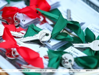 Ключи от квартир и служебных автомобилей вручили гродненским спасателям