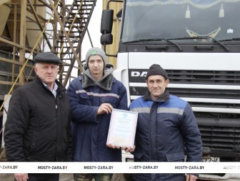 С весны до зимы в работе. Звено операторов зерносушильного комплекса из филиала «Дубно» вышло победителем районного соревнования