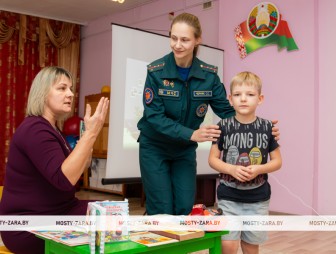 Работу пропаганды на цифры не положишь: побывали один день в компании тех, кто спасает от пожара предупредительным словом