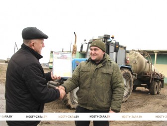 Есть 5000 тонн зерна! Комбайнер Максим Богданец из ОАО «Черлёна» стал лучшим в области