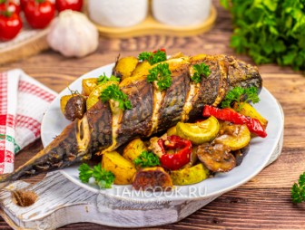 Скумбрия с картошкой и овощами