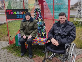 Более 200 варежек и полгода работы: тёплую ёлочку с душевным посылом изготовили сотрудники и проживающие Мостовского пансионата «Принеманье»