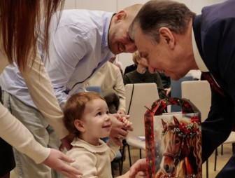 Посольство Беларуси в Венгрии вручило подарки маленьким белорусам в рамках акции 'Наши дети'