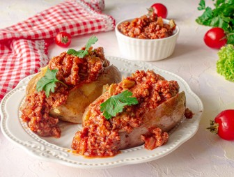 Крошка-картошка с соусом болоньезе
