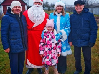 От всей души для взрослых и детей – как жители Мостовского сельсовета встречали Деда Мороза и Снегурочку