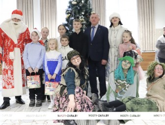 Время чудес и сюрпризов – более 60 мальчишек и девчонок Мостовского района собрала профсоюзная ёлка