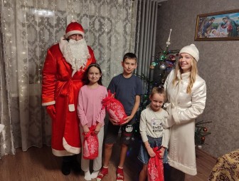 Милицейские Дед Мороз и Снегурочка... спешат с подарками к мостовским ребятишкам