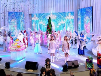 Почти два десятка мостовских мальчишек и девчонок стали участниками новогоднего представления «В Новый год – с «Белой Русью»