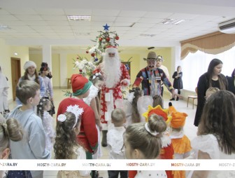 Пляски, песни и веселье – мы встречаем Новый год! Детей работников «Мостовдрева» пригласили на праздник