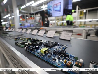 Лукашенко на 'Горизонте' дал официальный старт массовому роботизированному производству телевизоров с ИИ