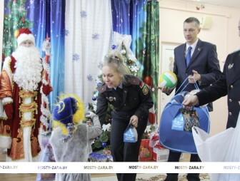 Счастья, уюта, тепла!  Гости СПЦ поздравили ребят с Новым годом и вручили подарки