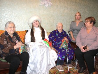 На Мостовщине поздравили с Новым годом и вручили подарки бывшим малолетним узникам фашистских концлагерей