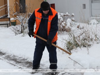 Более 3,6 тыс. работников ЖКХ расчищают от снега улицы и дороги в Беларуси